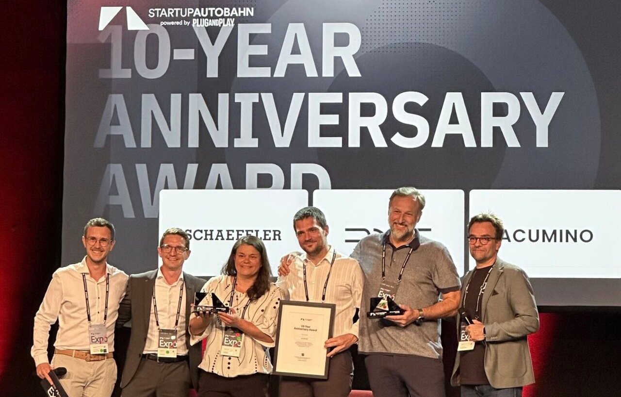 Acumino, Schaeffler, and DXC Technology teams on stage accepting the STARTUP AUTOBAHN 10-Year Anniversary Award